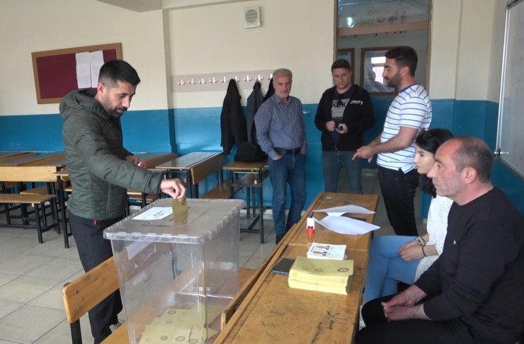 Muş’ta oy verme işlemi başladı