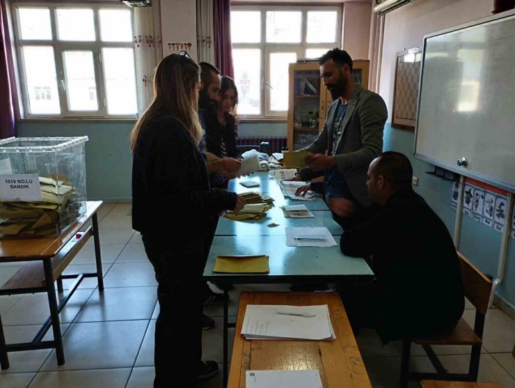 Varto’da oy kullanma işlemi sorunsuz devam ediyor