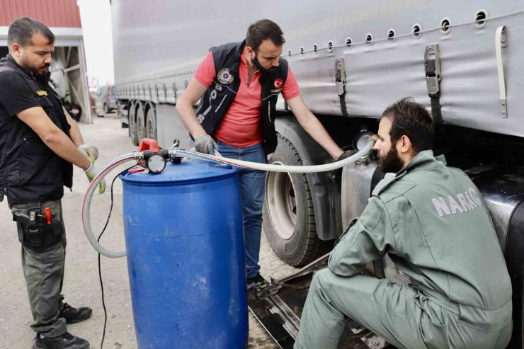 Ağrı’da tırın yakıt deposunda 537 kilo 250 gram metamfetamin ele geçirildi