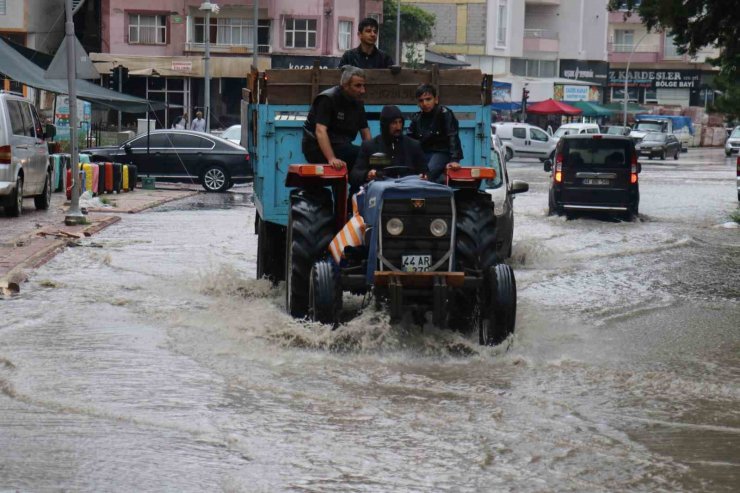 Malatya’da sağanak yağış hayatı olumsuz etkiledi