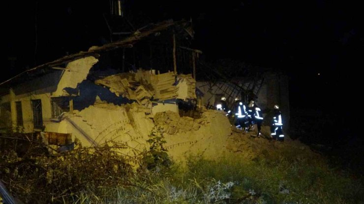 Malatya’da hasarlı evde göçük meydana geldi