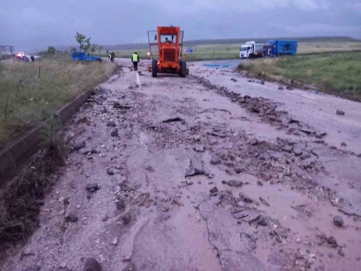 Tunceli’de heyelan nedeniyle yol kapandı