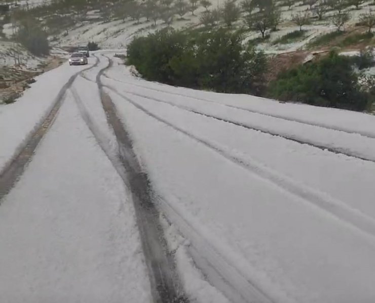 Malatya’da dolu yolları kapattı, çok sayıda araç yolda kaldı