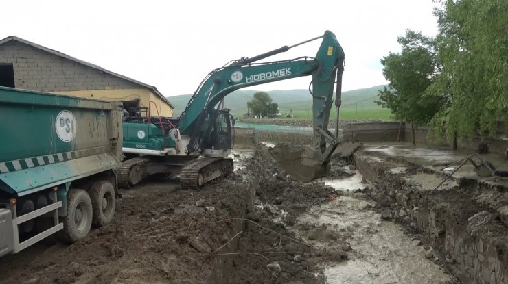 Muş’taki sel felaketinin yaraları sarılıyor