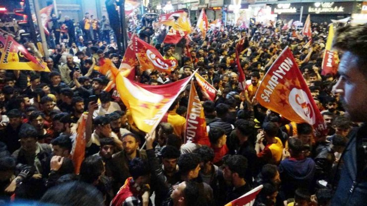 Galatasaraylı taraftarlar kutlama için Van’da sokağa döküldü