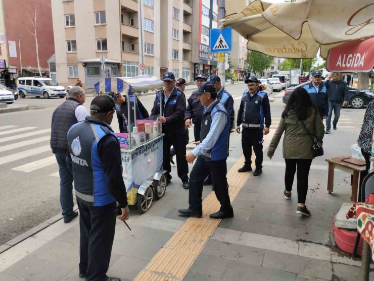 Kars’ta belediyeden kaldırım işgallerine müdahale