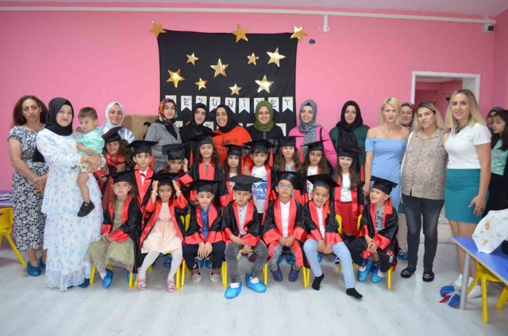 Minikler mezuniyetlerini kep atarak kutladı