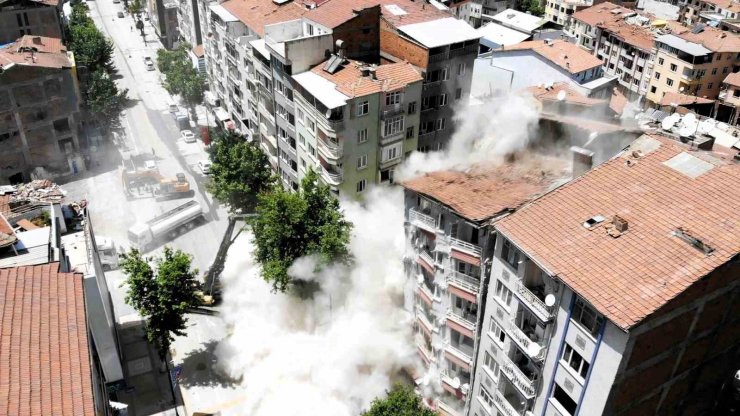 Malatya’da ağır hasarlı binaların yıkımına hız verildi