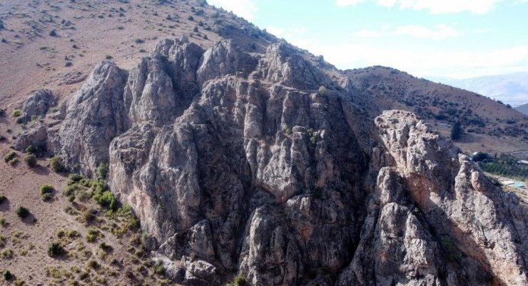 Erzincan’da devasa kayalık üzerindeki kalenin tarihi Tunç Çağı’na dayanıyor