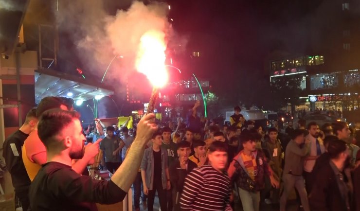 Muş’ta Galatasaray taraftarı şampiyonluğu ve Fenerbahçe galibiyetini coşku ile kutladı