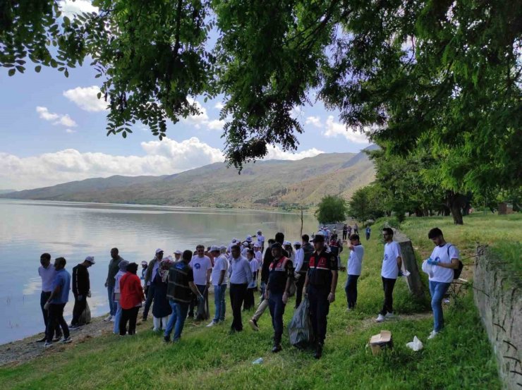 Elazığ’da Hazar Gölü çevresi temizlendi