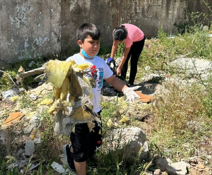 Tunceli’de minik eller çevreyi temizledi