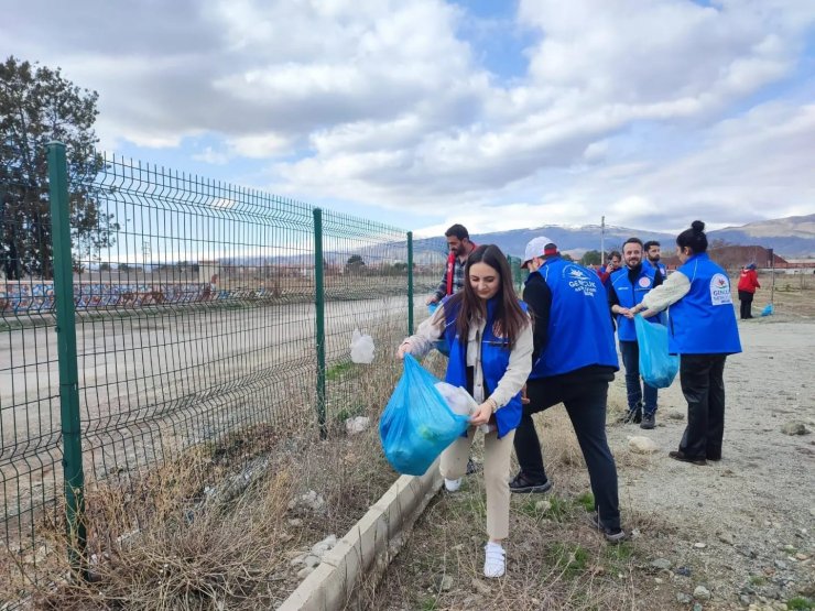 Gönüllü gençler çevre temizliği yaptı