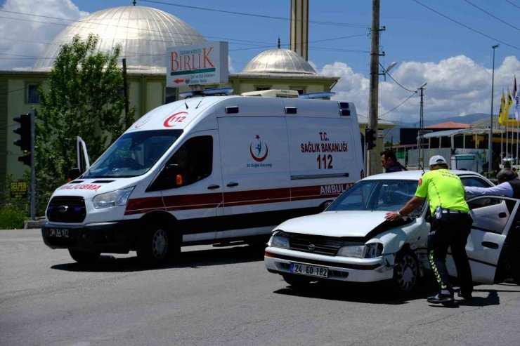 Erzincan’da iki ayrı trafik kazasında 6 kişi yaralandı