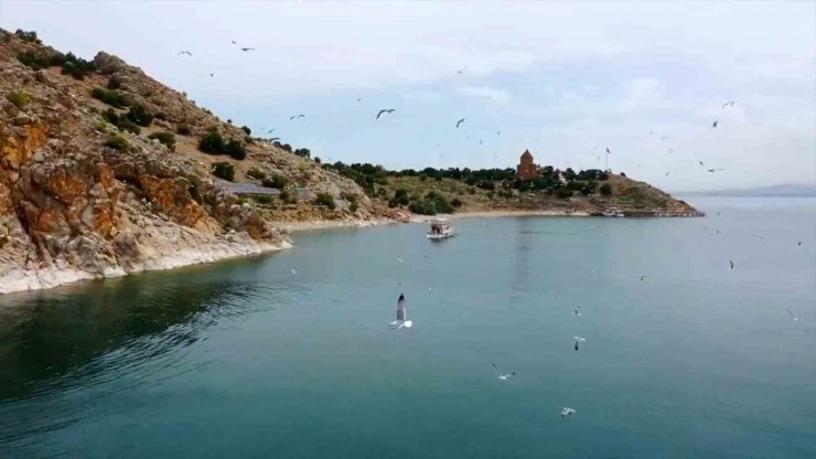 Bakan Özhaseki’den Van Gölü paylaşımı