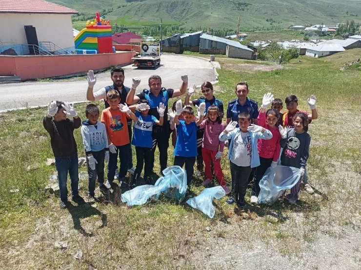 İlkokul öğrencileri polis ağabeyleriyle çevreyi temizledi