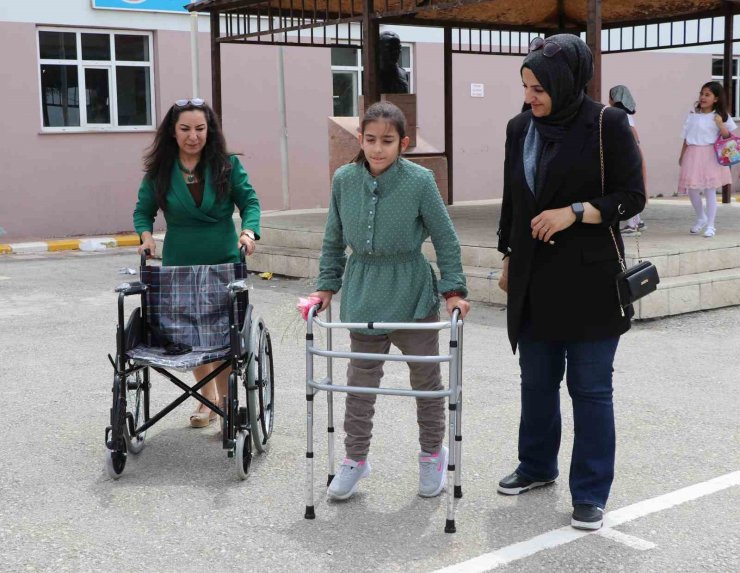 Bir yıl boyunca topladığı atık plastiklerle, mezun ettiği öğrencisine tekerlekli sandalye aldı