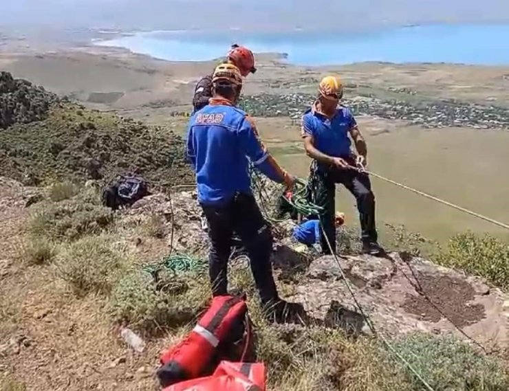 Dağda mahsur kalan çoban kurtarıldı