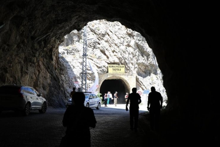 132 yılda tamamlanan Taş yol kaderine terk edildi