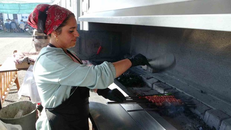 Malatya’nın tek kadın kebap ustası konteynerde ekmek mücadelesini sürdürüyor