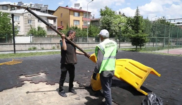 Ateşe verilmişti, belediye ekipleri çocuk parkını yeniledi