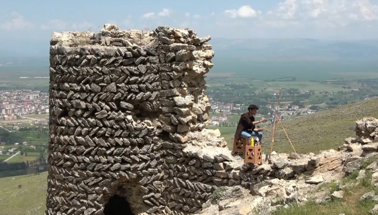 Alpaslan diyarının tarihi tuvallere işleniyor