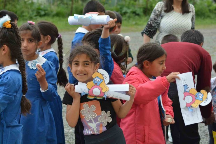 Ardahan’da öğrencilerin karne heyecanı