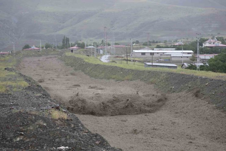 Erzincan’da sağanak sonrası derelerden sel geldi