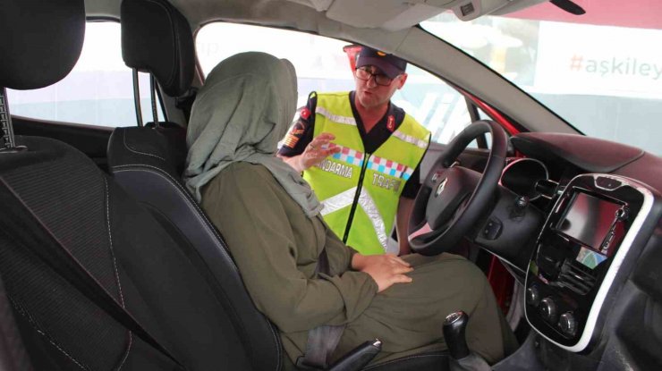 Iğdır’da Jandarma Mobil Eğitim Tırı ve Emniyet Kemeri Simülasyon Aracı ile Uygulamalı Trafik Eğitimi