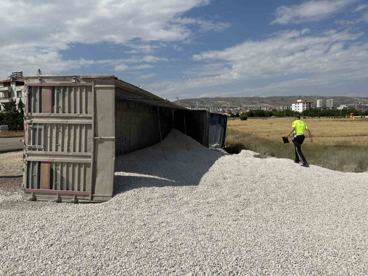 Elazığ’da mıcır yüklü tır devrildi: 1 yaralı