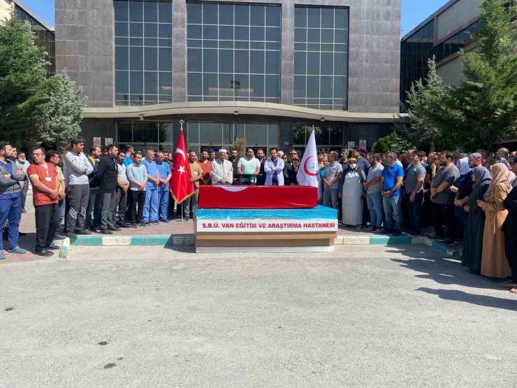 Bisikletle işe giderken kamyonetin çarptığı hemşireye son görev