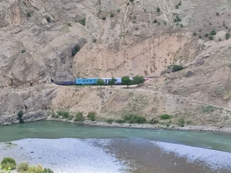 Elazığ’da trenin çarptığı işçiler ağır yaralandı