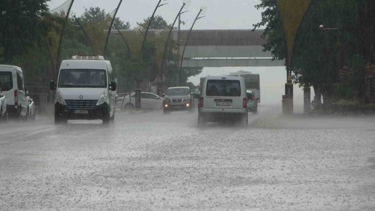 Bingöl’de sağanak yağış etkili oldu