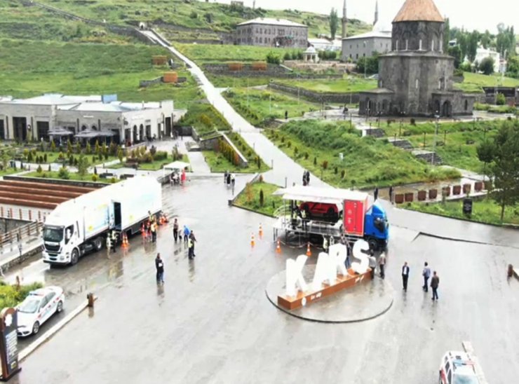 Kars Jandarmadan simülatörlü emniyet kemeri eğitimi