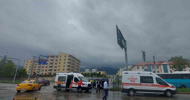 Erzurum’da hasta taşıyan ambülans kaza yaptı