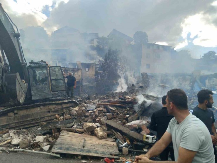 Pazaryolu’nda korkutan yangın: 10 ev kullanılamaz hale geldi