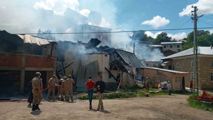 Pazaryolu’nda yangın paniği