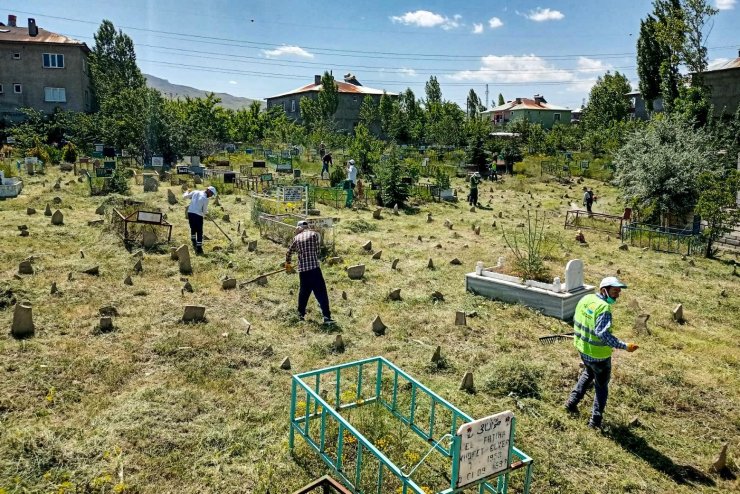 Kurban Bayramı öncesi mezarlıklarda sıkı temizlik