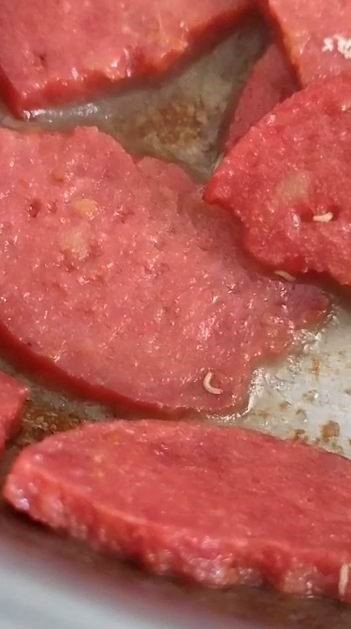 Marketten aldığı sucuğun içinden kurtçuk fışkırdı