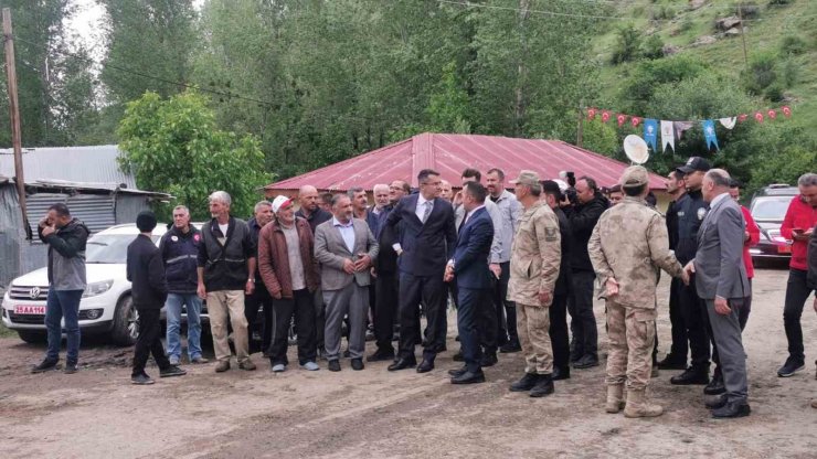 Vali Memiş ve Büyükşehir Belediye Başkanı Sekmen, yangın mağdurlarını dinledi