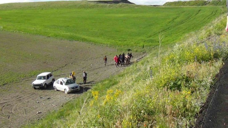 Kars’ta otomobil şarampole uçtu: 2 yaralı