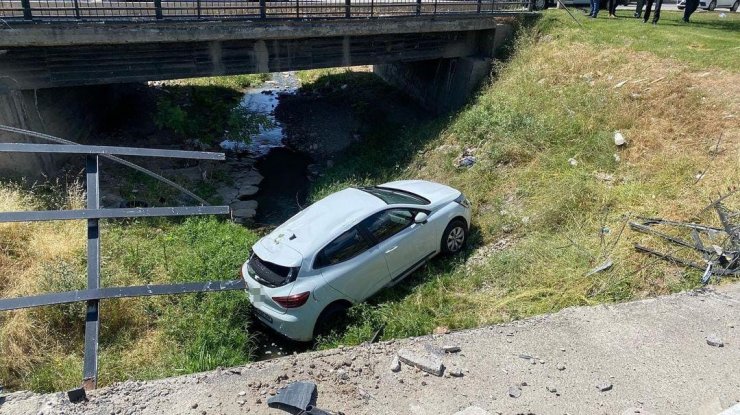 Elazığ’da otomobil dereye uçtu: 1 yaralı