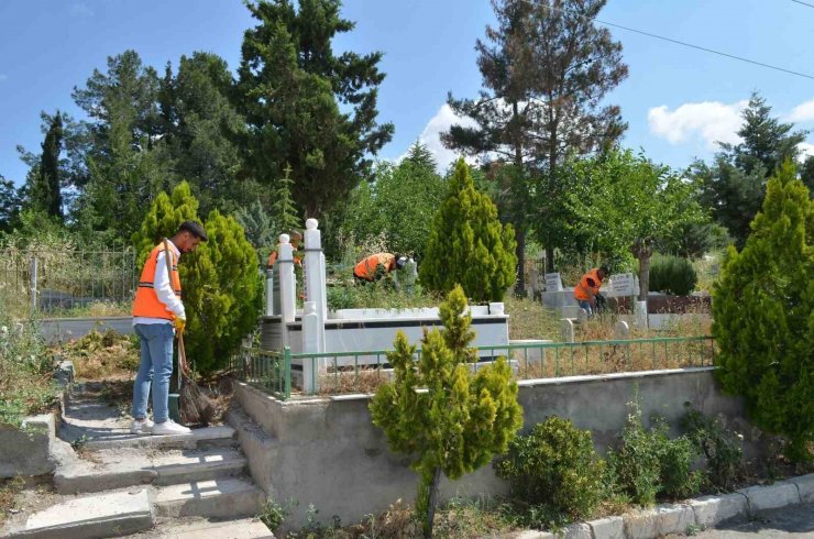 Battalgazi’deki mezarlıklarda bakım çalışması