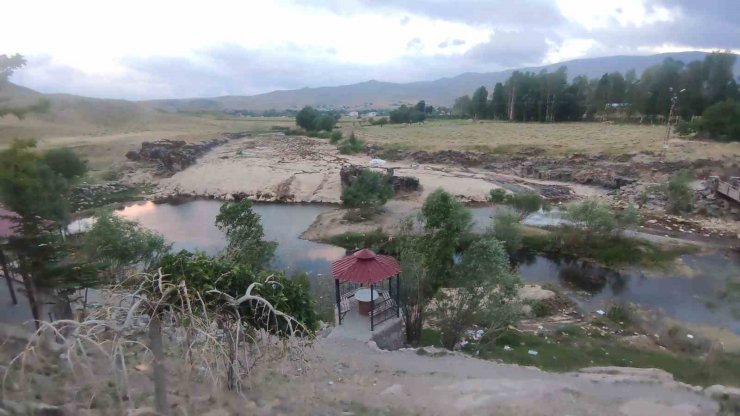 Bendimahi Çayı kurudu, yavru inci kefalleri mahsur kaldı