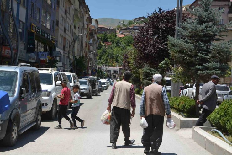 Hakkari’nin en işlek caddesi bayram için trafiğe kapatıldı