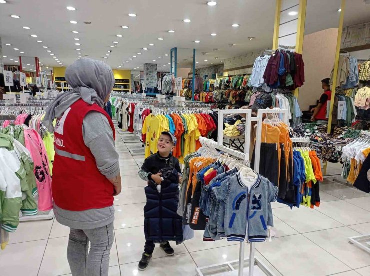 Ağrı’da bayramlık kıyafetler Kızılay’dan