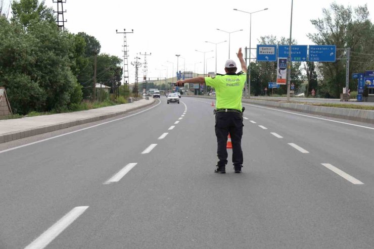 Ağrı’da hava destekli trafik denetimi