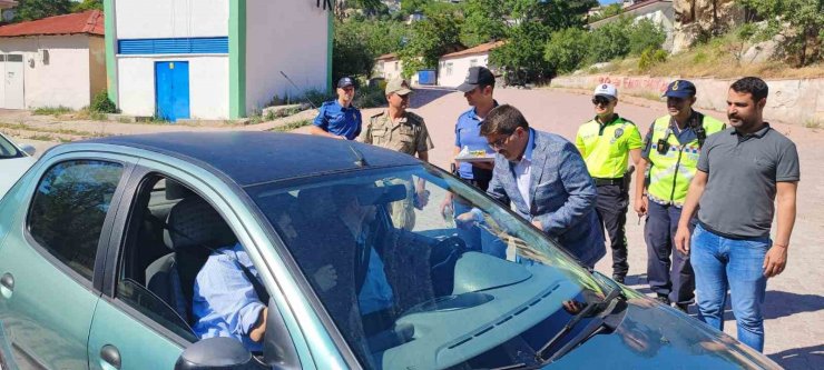 Tunceli’de çikolatalı ve oyuncaklı yol kontrolü