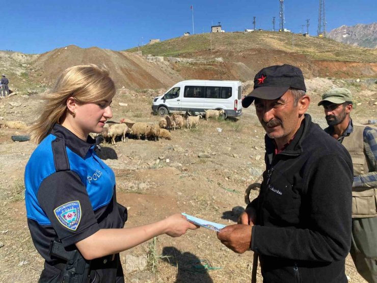 Hakkari polisi sahte para konusunda bilgilendirme yaptı