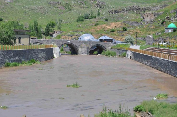 Kars Çayı’nın rengi değişti